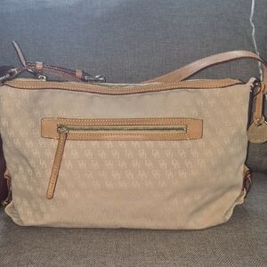 Dooney & Bourke Beige/Tan Signature Logo Shoulder Bag perfect Size. Nwot